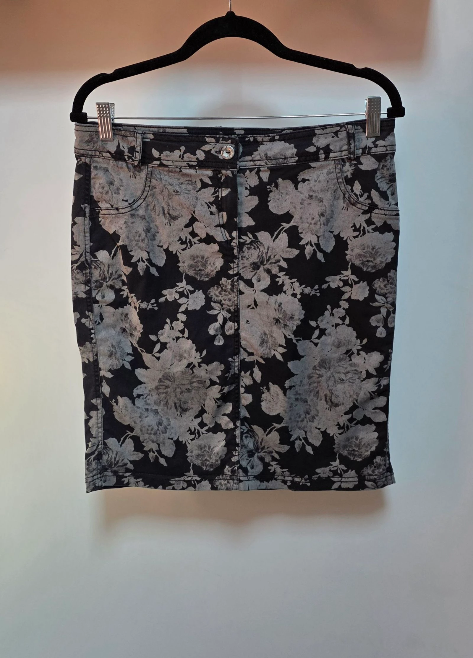 Jupe droite imprimé floral noir et gris L 42 jupe en coton stretch